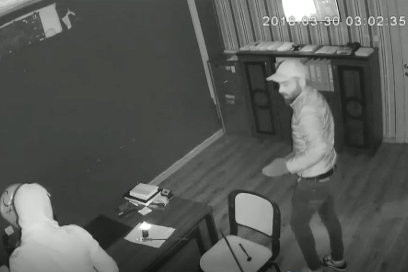 Depoya giren hırsızlar güvenlik kamerasına yakalandı